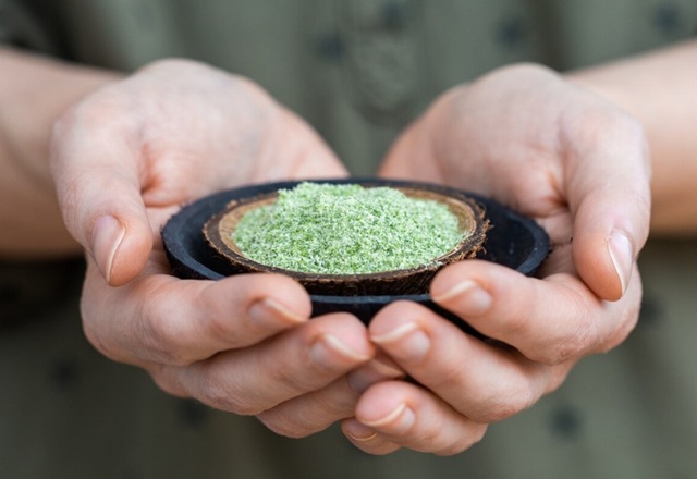 kratom v hrsti